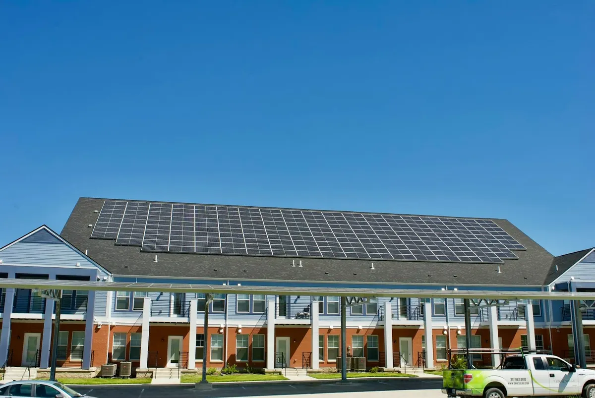 Placas solares instaladas en el tejado de una vivienda