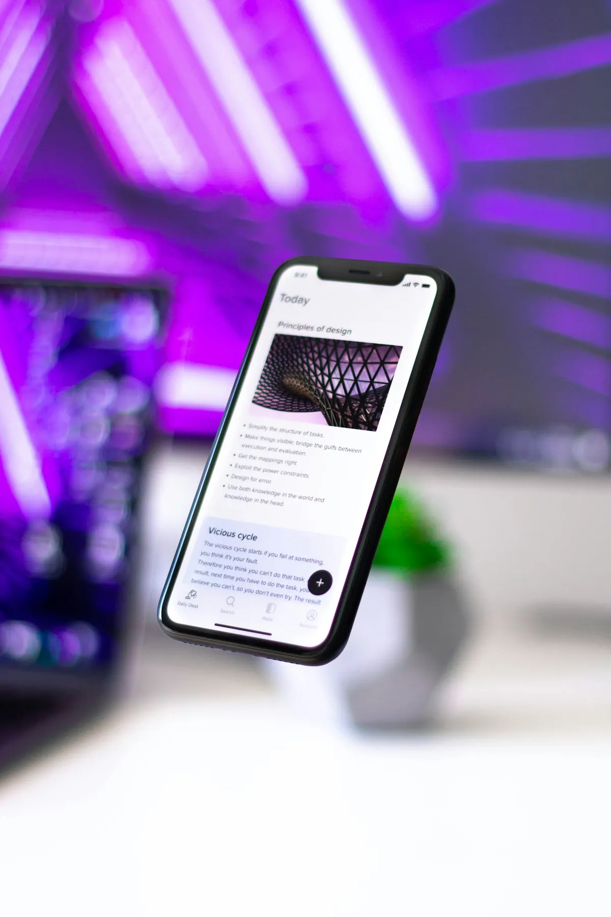 Telefono inteligente negro sobre una mesa blanca