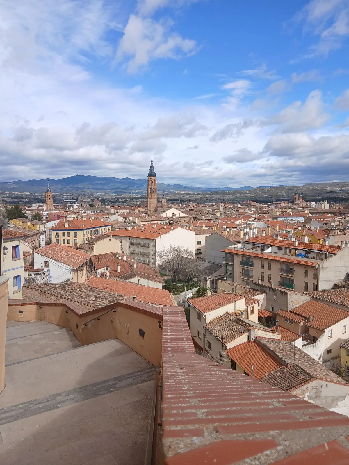 Tejados de una ciudad histórica española bajo un cielo azul