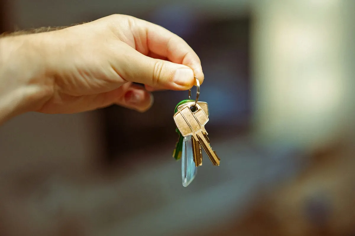 Persona sosteniendo las llaves de su vivienda, bonificacion del IBI
