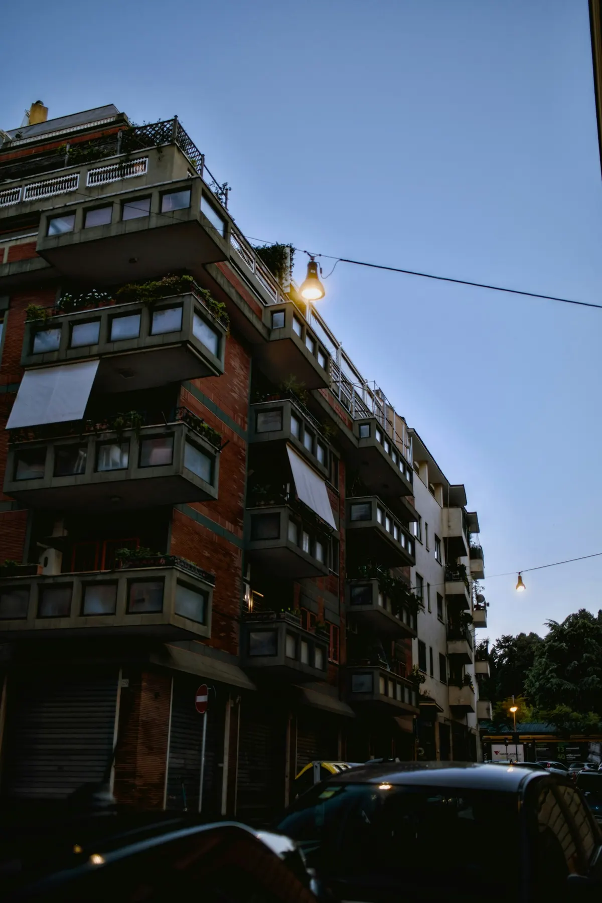 Fachada de un edificio de viviendas con balcones, placas solares en comunidad de vecinos