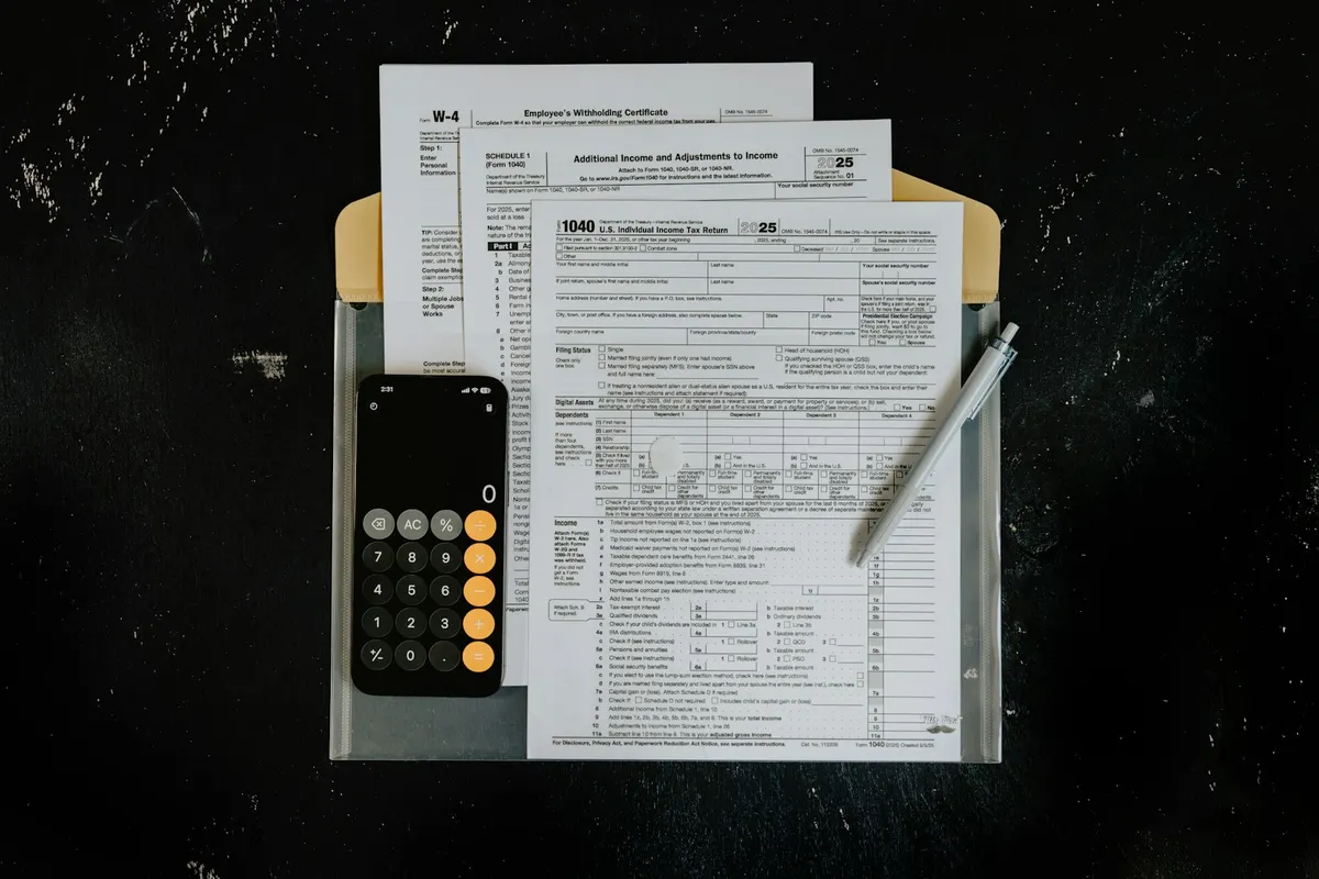 Formularios fiscales con calculadora y boligrafo