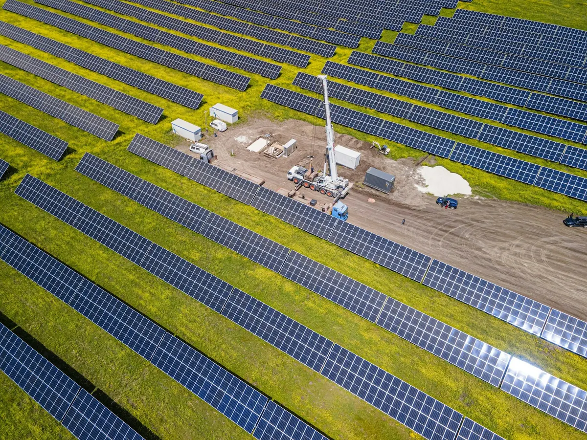 Filas de paneles solares en una obra de construccion