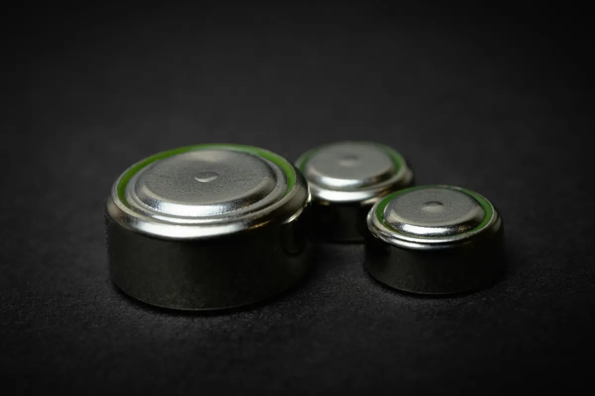 Grupo de baterias sobre una mesa