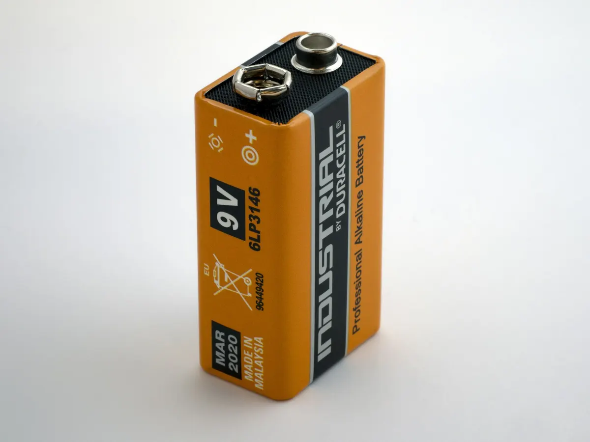 Bateria naranja de 9 voltios