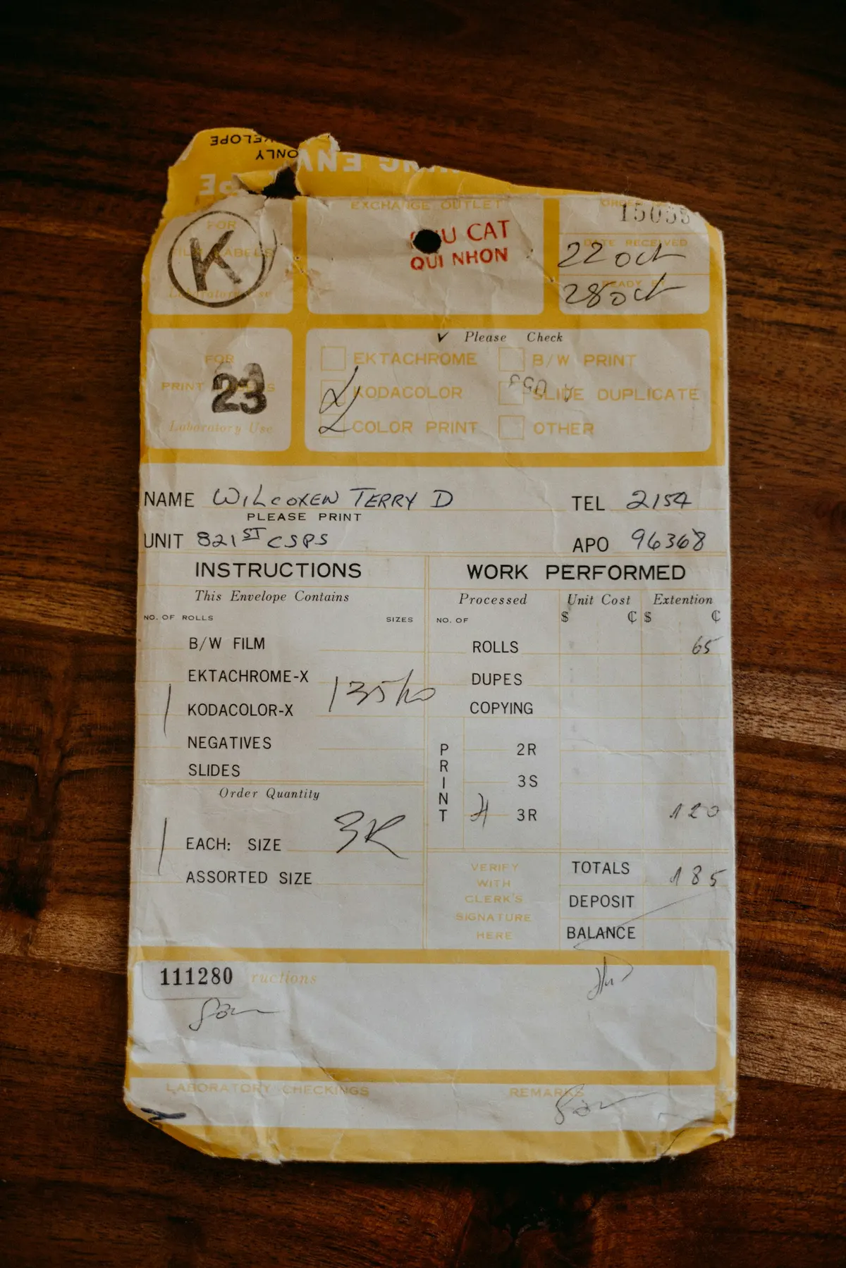 Recibo sobre una mesa de madera