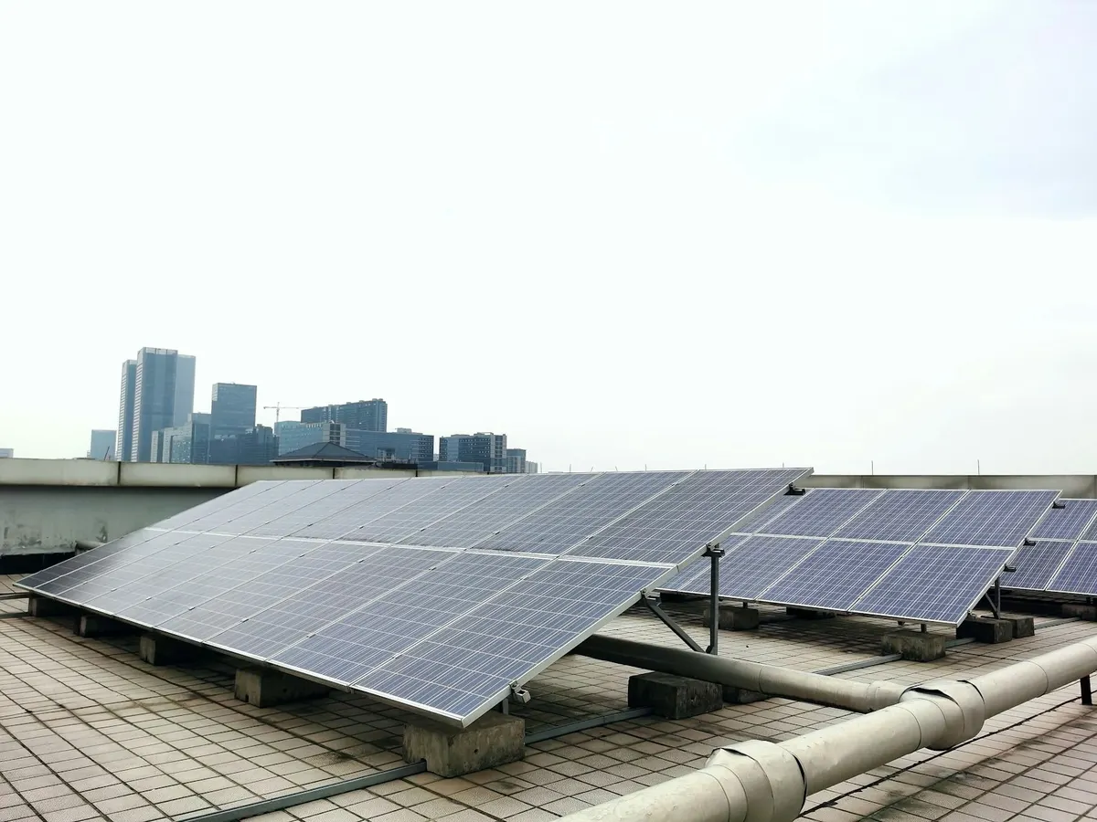 Fila de paneles solares sobre un tejado