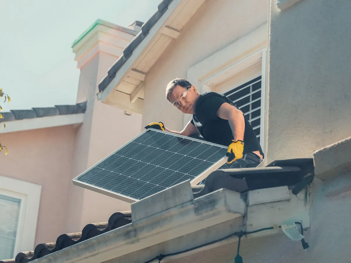 Tecnico revisando una instalacion solar en el tejado