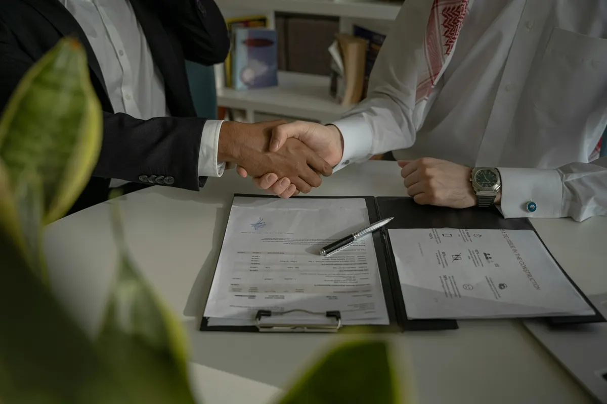 Dos personas cerrando un acuerdo sobre un contrato